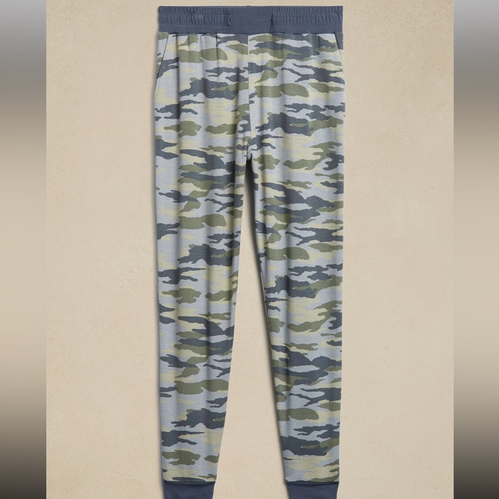 Banana Republic Camo Knit Jogger Set - Picture 5 of 6